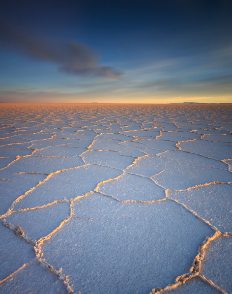 以上帝视角俯瞰的盐湖有着超乎想象的瑰丽色彩