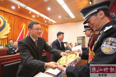 禅城区委书记刘东豪等为受嘉奖的个人和集体颁发证书.