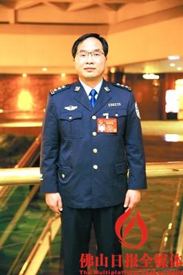 全国人大代表,佛山市公安局高明分局副局长梁志毅几乎天天都忙到深夜