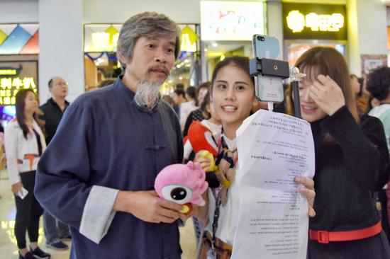 意大利曲演唱选手正在接受直播采访