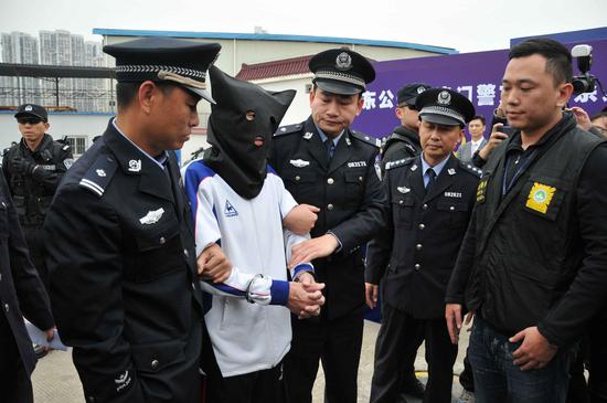 广东警方押解犯罪嫌疑人