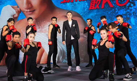 蒋劲夫圆寸头帅气现身广州新剧4月将开播