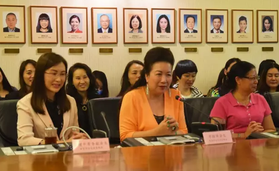 东莞女商会长方桂萍(中)发言