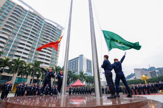 澳门中学生参加国旗手训练营 提升爱国爱澳理念