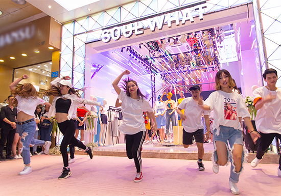 北京路上的快闪表演