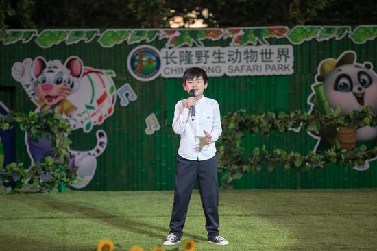 一曲《天之大》网络点击破8亿,周安信现场粉丝很多