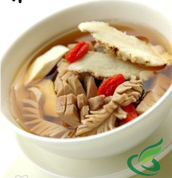 用生粉,料酒,食盐腌制10分钟;瘦肉切小块;药材洗净,与猪腰,瘦肉放入汤