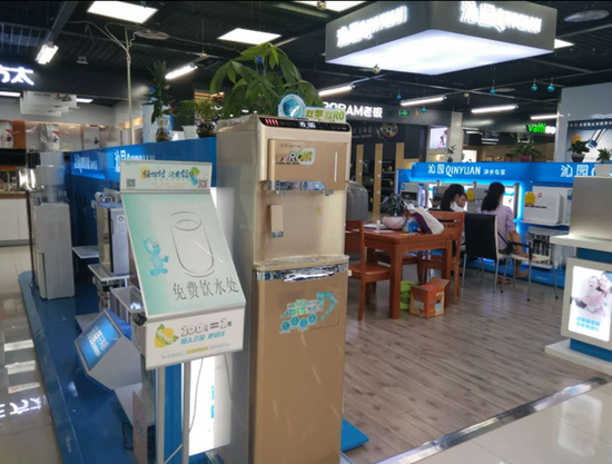 (苏宁易购门店内的免费饮水处)