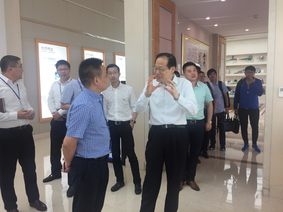 苏宁总裁侯恩龙走进莱克车间:818发烧节冲亿元目标