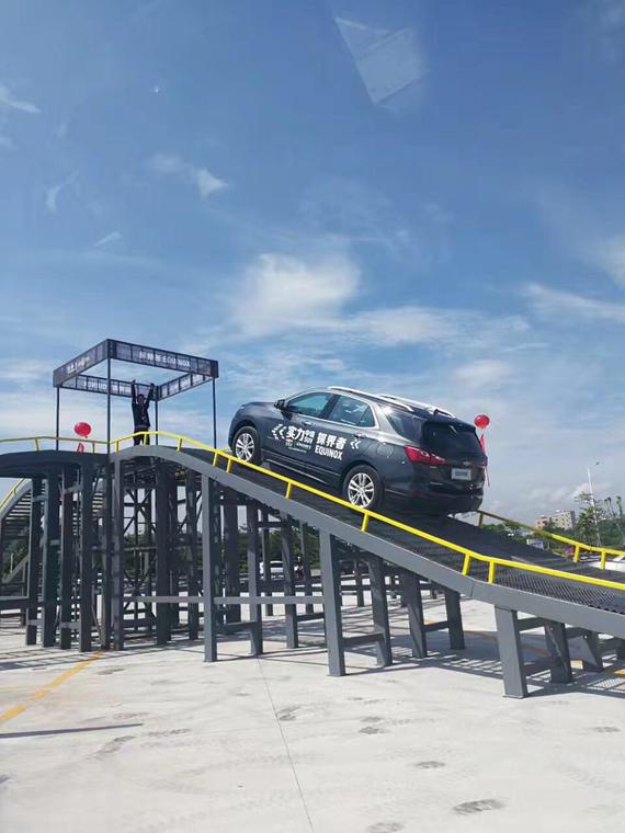 探界者上驼峰桥毫无压力,凭借超高的扭矩,就算半坡起步也是一脚油门