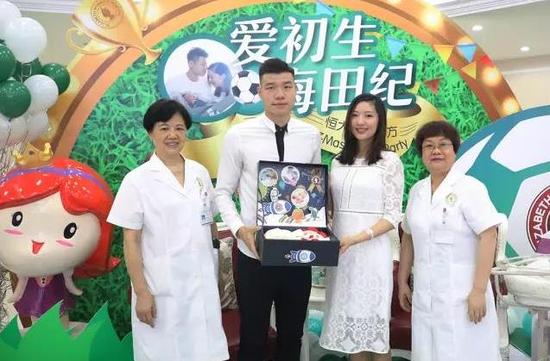 晋升为奶爸的梅方激动不已,第一时间在朋友圈报喜,直言"感谢老婆的