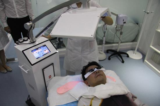 黄一山接受光动力杀菌治疗