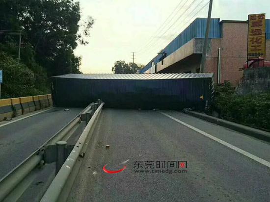 东莞虎门货柜车侧翻撞断高压线杆致2000余用户停电