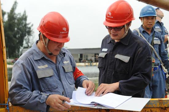 工作负责人正在进行施工前的准备.陈放 摄