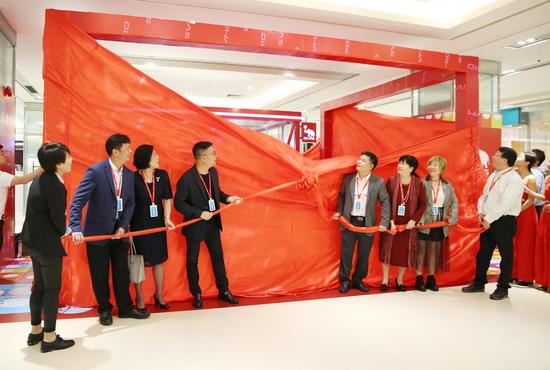 领导嘉宾为爱华仕无人店揭幕