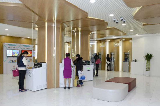 顾客在工行北京分行西单智能网点办理业务