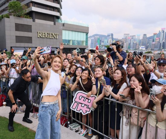 　　星光大道大批游人围观活动现场，更有粉丝早早到场捕捉偶像，祖儿及 Kenny 即场和粉丝合照及签名。