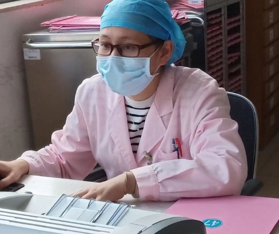 李微全心投入一线工作中