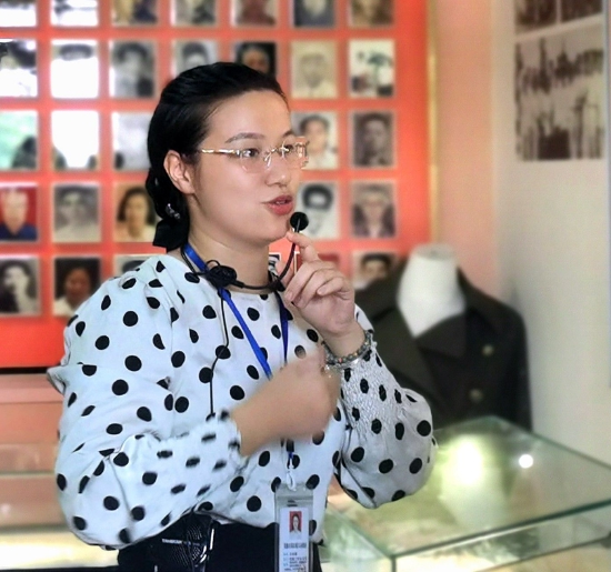 图为苏思慧在英红博物馆为参观群众开展“红色讲解员”志愿服务活动