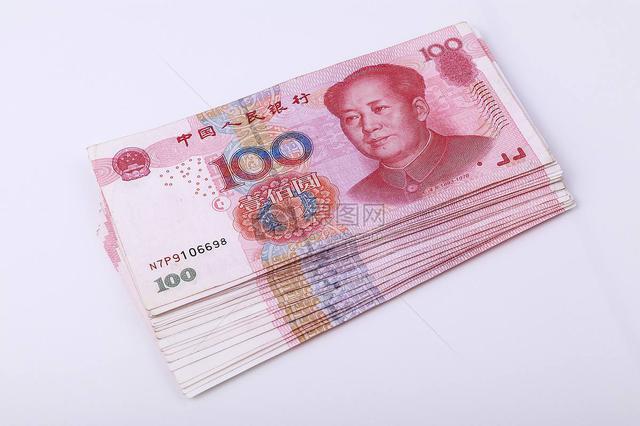 女子路上发现一沓"钞票" 反被骗走金项链手机