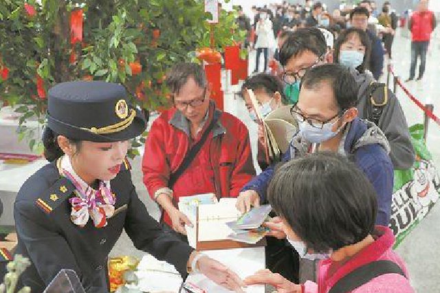 广州两条新线开通运营 刷脸进站市民抢乘新线尝鲜
