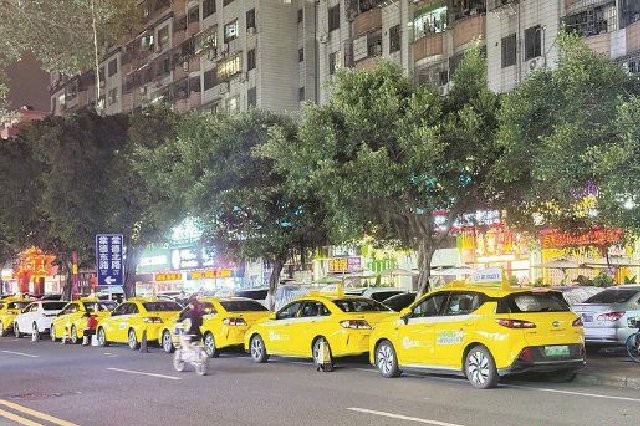 天河禁停路夜变“停车场” 私自设卡收费乱象频发