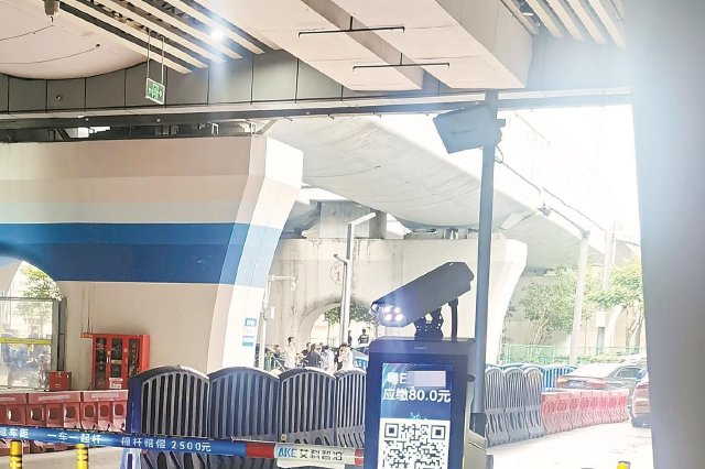 广州南站快速接客区 停车不到一小时被收80元