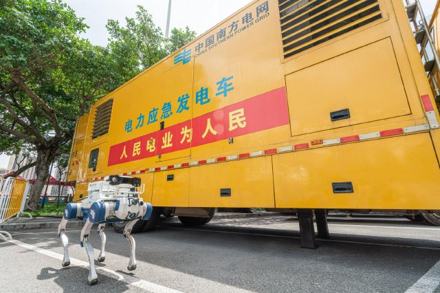 5月26日，南方电网广东珠海斗门供电局采用“无人机+机器狗”智慧巡检模式开展龙舟赛保供电。 (裴颖 摄)