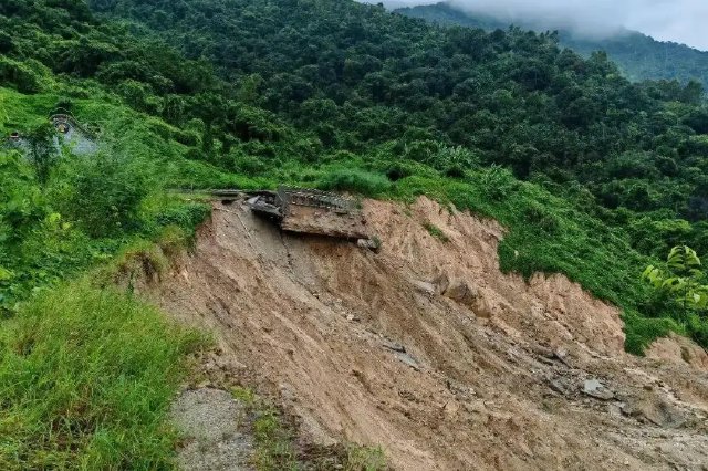 惠东10名群众平安转移一小时后 山体突发大滑坡