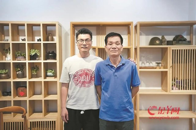 山洪暴发退役军人放弃抢救自家物资 带儿子涉险施援