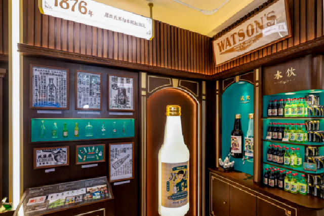 屈臣氏中国董事总经理聂薇（右五）与特邀嘉宾共同为快闪店开业剪彩