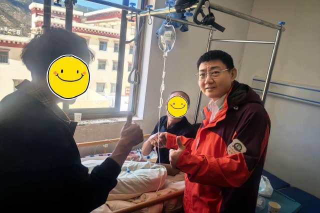 纪风涛副主任医师进行术后访视