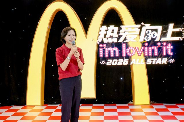 麦当劳中国首席运营官林慧蓉在全明星大赛总决赛现场鼓励参赛选手