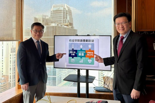 左起：IHH医疗（北亚洲）区域首席执行官、港怡医院行政总裁曾庆廉医生，以及Lucence创始人兼行政总裁及医务总监、肿瘤科医生陈民汉医生