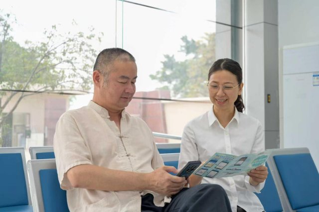 南方电网广东揭阳揭东供电局登岗供电所营业厅人员为用户解答用电问题。（陈佳纯摄）