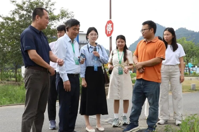 代表团先后走进横石塘镇龙华村梅子寨、积庆里红茶谷等地。 通讯员供图
