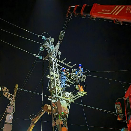 7月9日深夜,南方电网广东揭阳供电局对10千伏线路开展抢修复电。(王玮璞 摄)