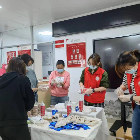 社工在为居民展示雪媚娘的制作