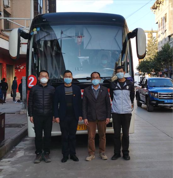 顺德驻县领导,美姑县委常委,副县长李福信在美姑县为出发到顺德务工