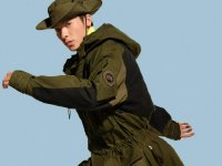  许光汉演绎由品牌创意总监Haider Ackermann操刀设计的Snow Goose by Canada Goose 胶囊系列，Valor派克大衣与 Edge长裤