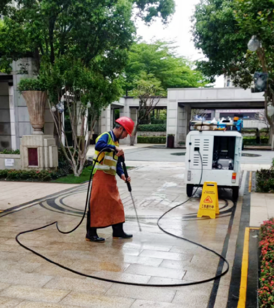 图:高压冲洗车高效运作,清洁雨后道路泥沙