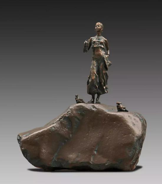 李敏作品:《渔家女》 材质:青铜 尺寸:高80×43×35cm