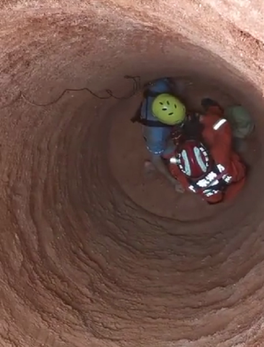 无法动弹,坑深近7米,深坑内部没有固定,坑内周围有崩塌的危险