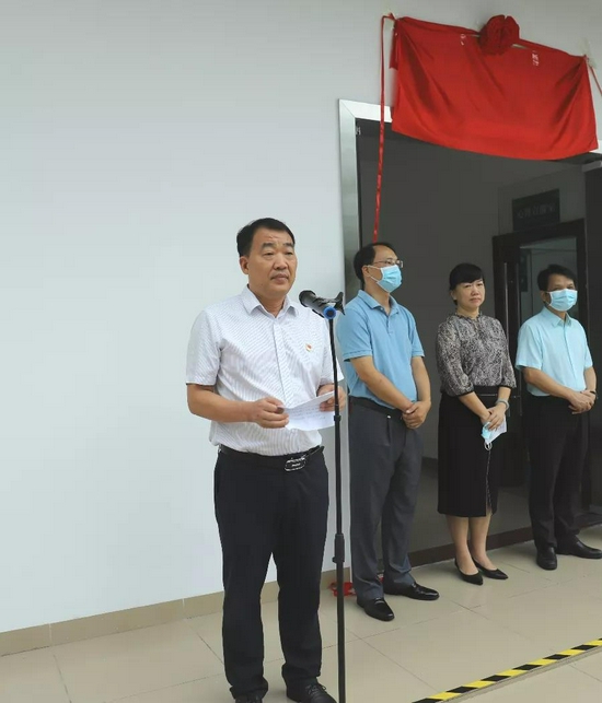 市第二人民医院党委书记张富强致辞