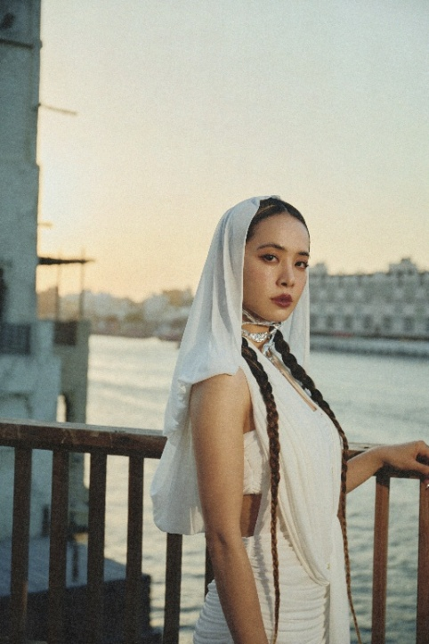 蔡依林静立于迪拜老城区的烟火人情与水岸风色间，铺展MV的温柔叙事