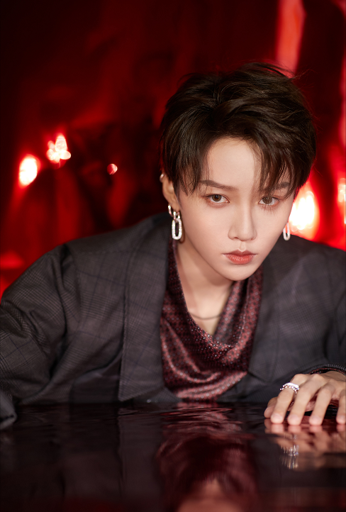 the9-刘雨昕现身阿玛尼美妆集妆箱快闪店