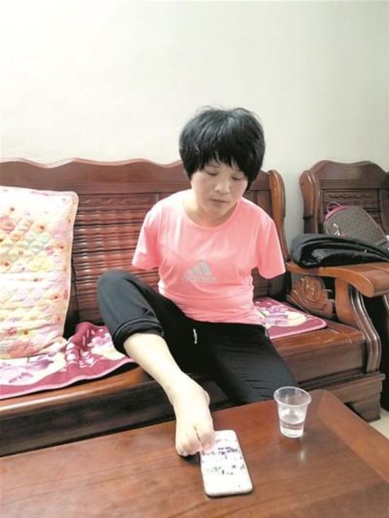 新闻频道 惠州 > 正文  无臂女子用脚玩转朋友圈   谭小凤用脚穿衣