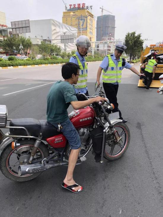 夏日里的清凉潮州一热心市民为执勤交警买饮料