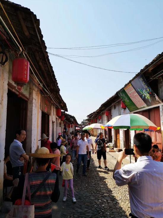 珠玑古巷里游人如织