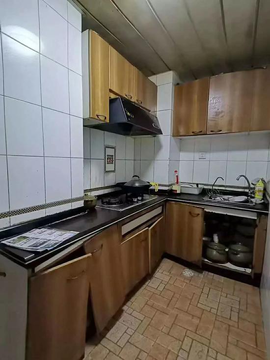 不少"老广"家中现阶段的厨房场景